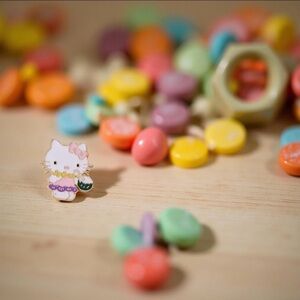 NEW!! Retro Classic Hello Kitty Pin Button Badge School Gift
